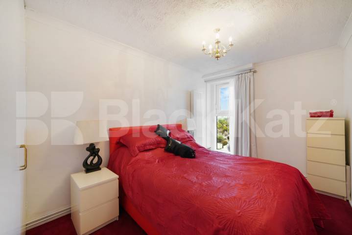 Bright, Refurbished 2 Bed Flat Steps from Primrose Hill Park Adelaide Road, Primrose Hill / Chalk Farm